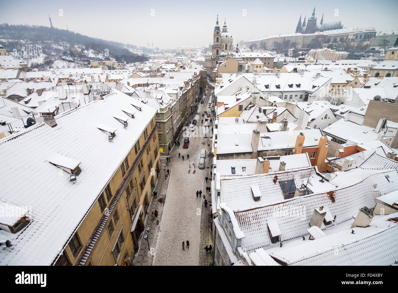 Vue imprenable sur le château de Prague et les toits de la vieille ville à Prague en hiver, en République tchèque, en Europe Banque D'Images