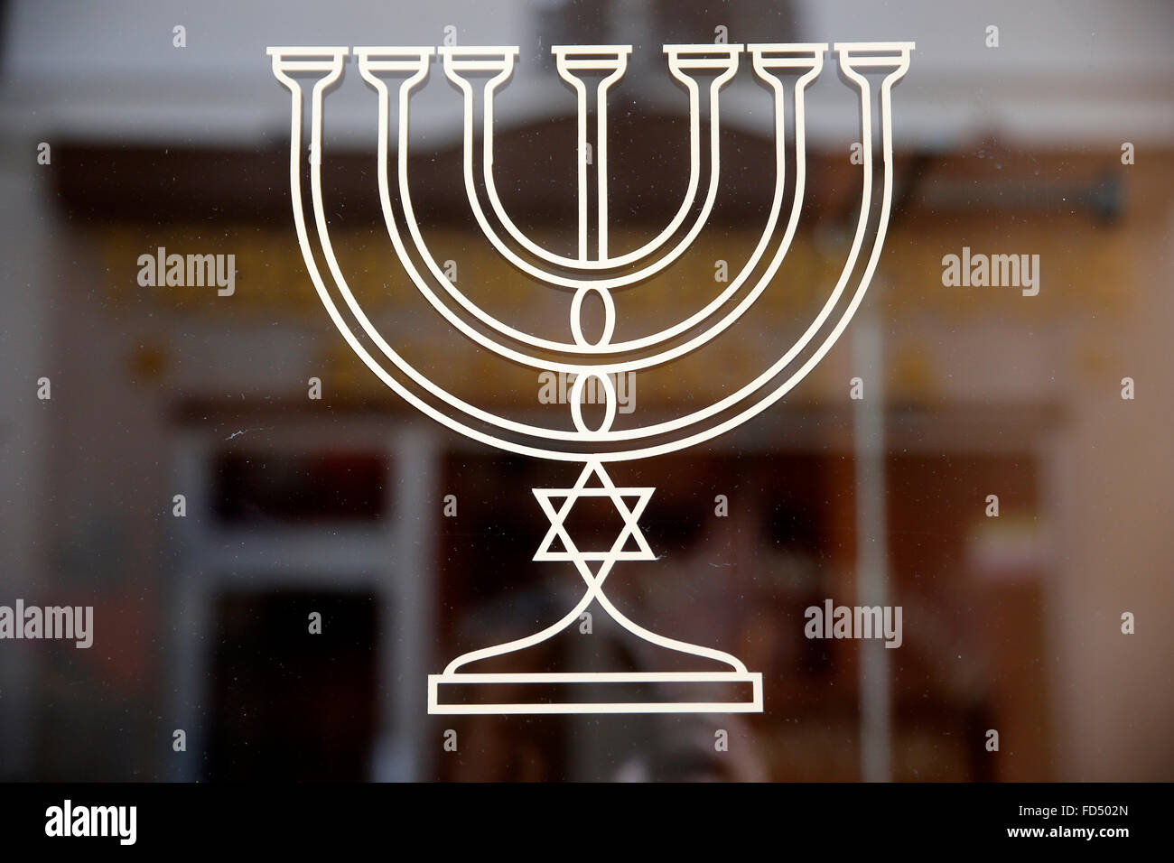 La menorah sur un magasin juif. Banque D'Images