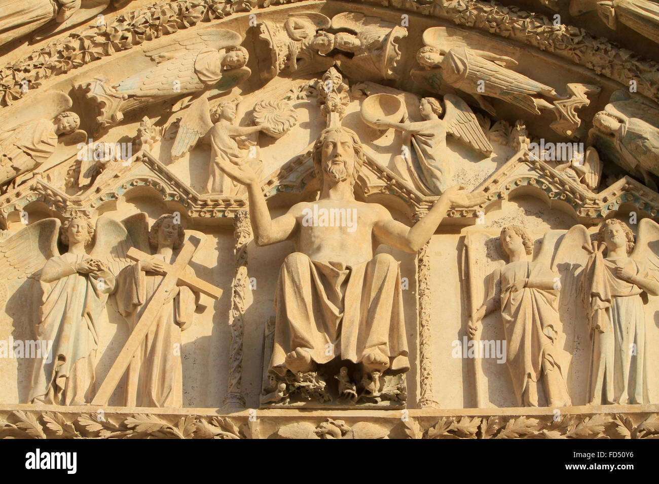 Sculpture du Christ assis sur un trône. Le Jugement Dernier. Tympan du portail central de l'ouest. La cathédrale Saint-Étienne. Banque D'Images