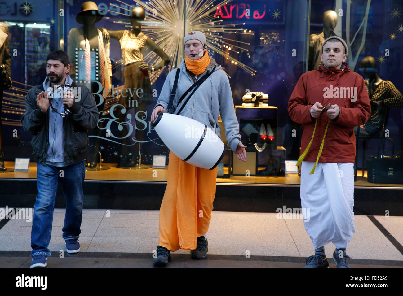 Les dévots Hare Krishna sur Oxford Street, Londres Banque D'Images