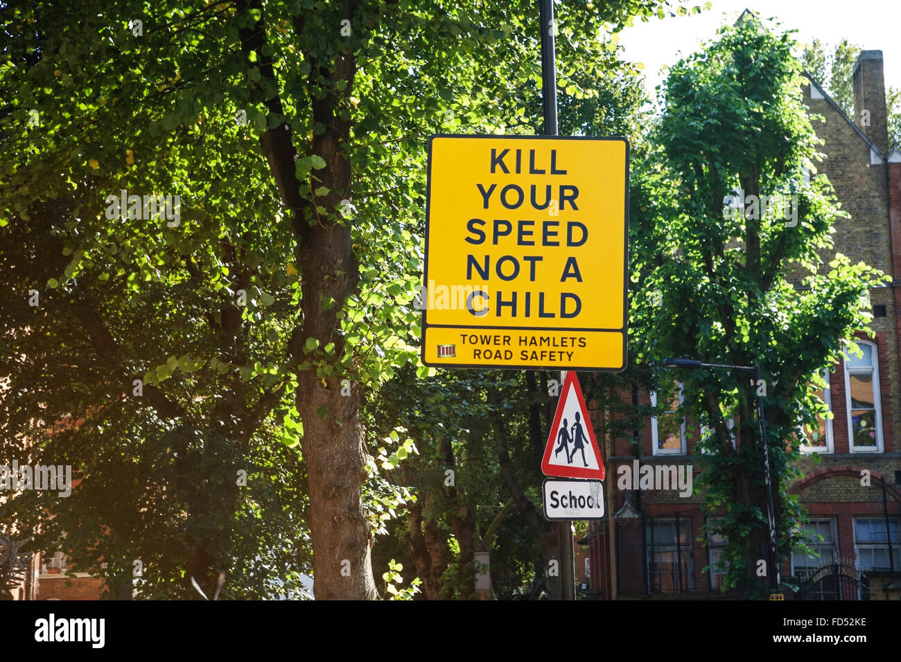 Panneau routier : "tuer votre vitesse de déplacement n'est pas un enfant", la sécurité routière, Tower Hamlets, London, UK Banque D'Images