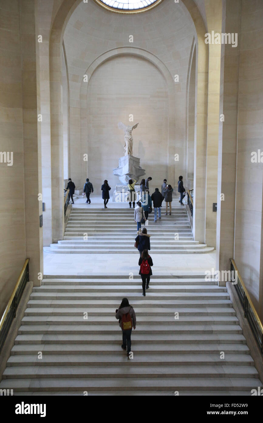 Le Musée du Louvre. Escalier et la Victoire de Samothrace de Samothrace. Banque D'Images
