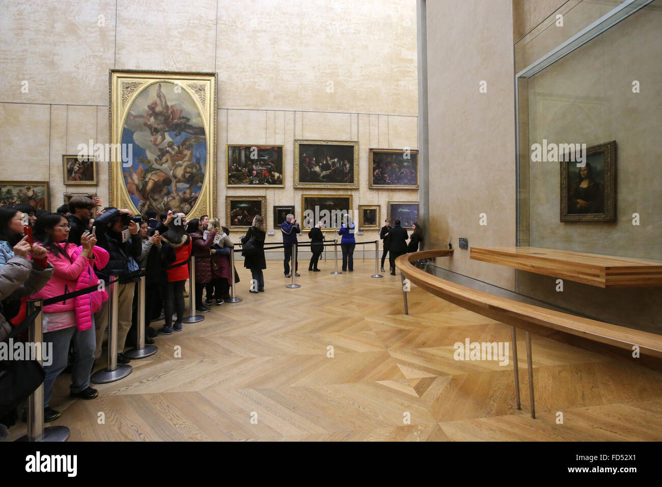 Une foule de touristes photographiant le portrait de la Joconde au Musée du  Louvre Photo Stock - Alamy