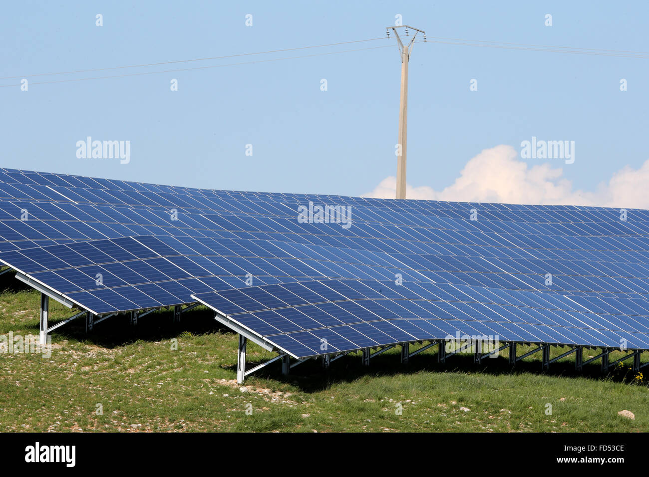 Ferme solaire. Centrale solaire photovoltaïque. Alpes de Haute Provence. La France. Banque D'Images