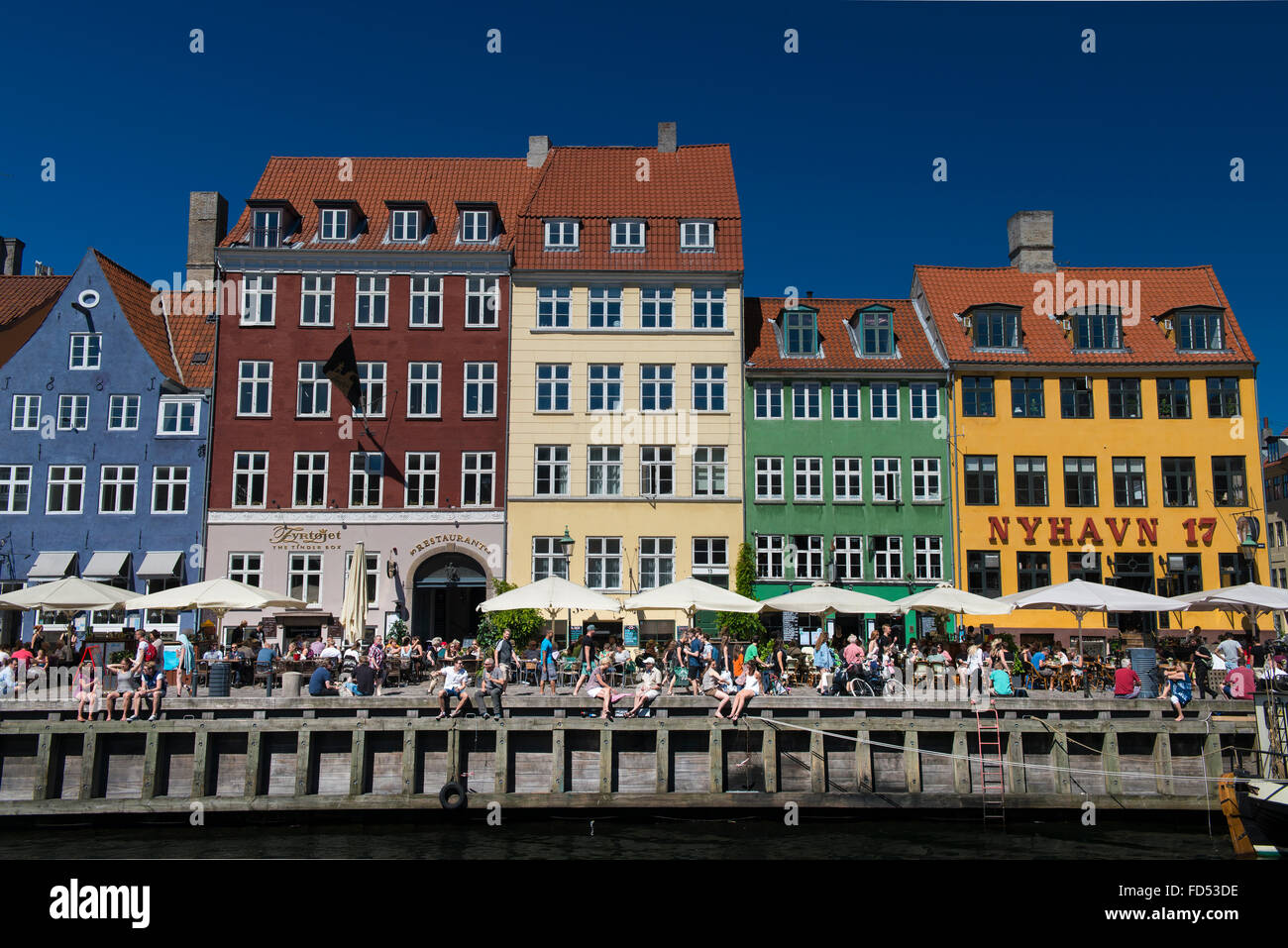 Les touristes de profiter du soleil à Nyhavn, Copenhague, destination touristique les plus populaires Banque D'Images