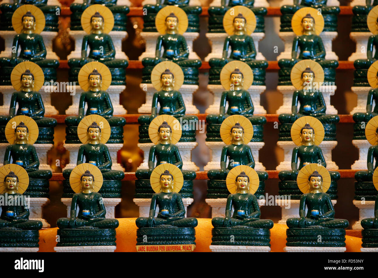 Tu un temple bouddhiste. Jade Buddha for universal peace. Banque D'Images