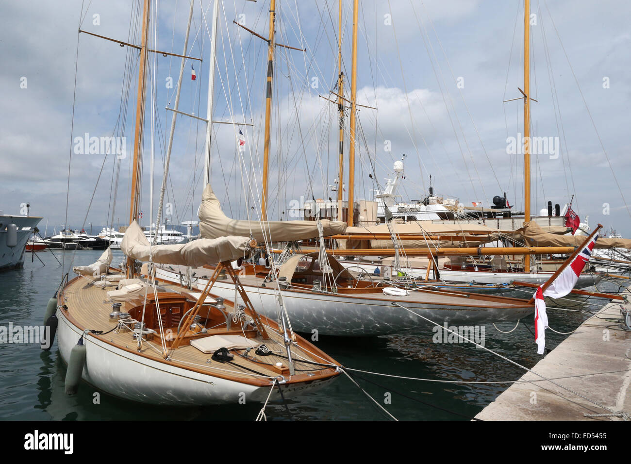 Saint Tropez, le vieux port. Bateau yacht amarré au port de plaisance. Banque D'Images Saint Tropez, le vieux port. Bateau yacht amarré au port de plaisance. Banque D'Images