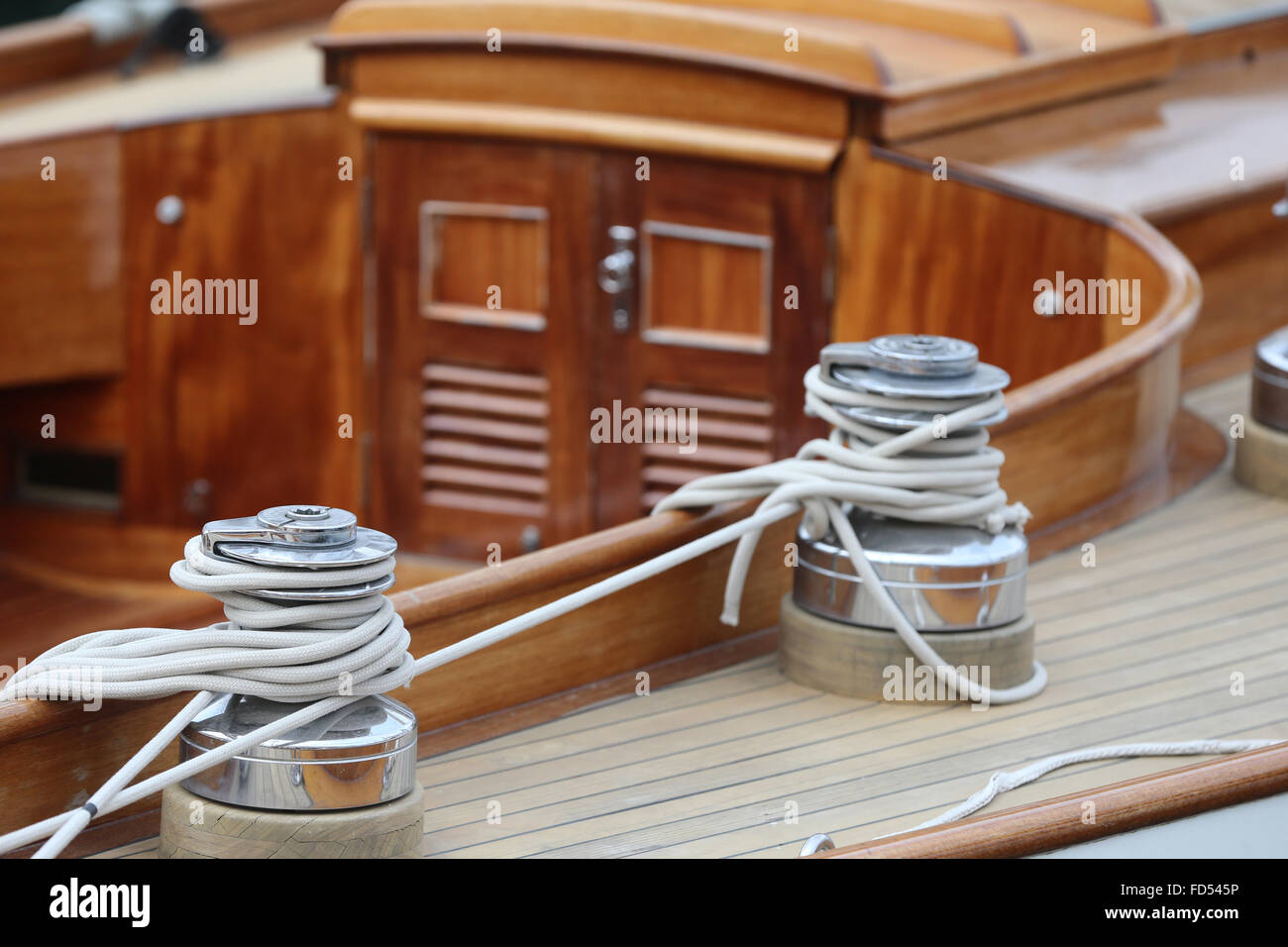 Saint Tropez, le vieux port. Bateau yacht amarré au port de plaisance. Banque D'Images Saint Tropez, le vieux port. Bateau yacht amarré au port de plaisance. Banque D'Images