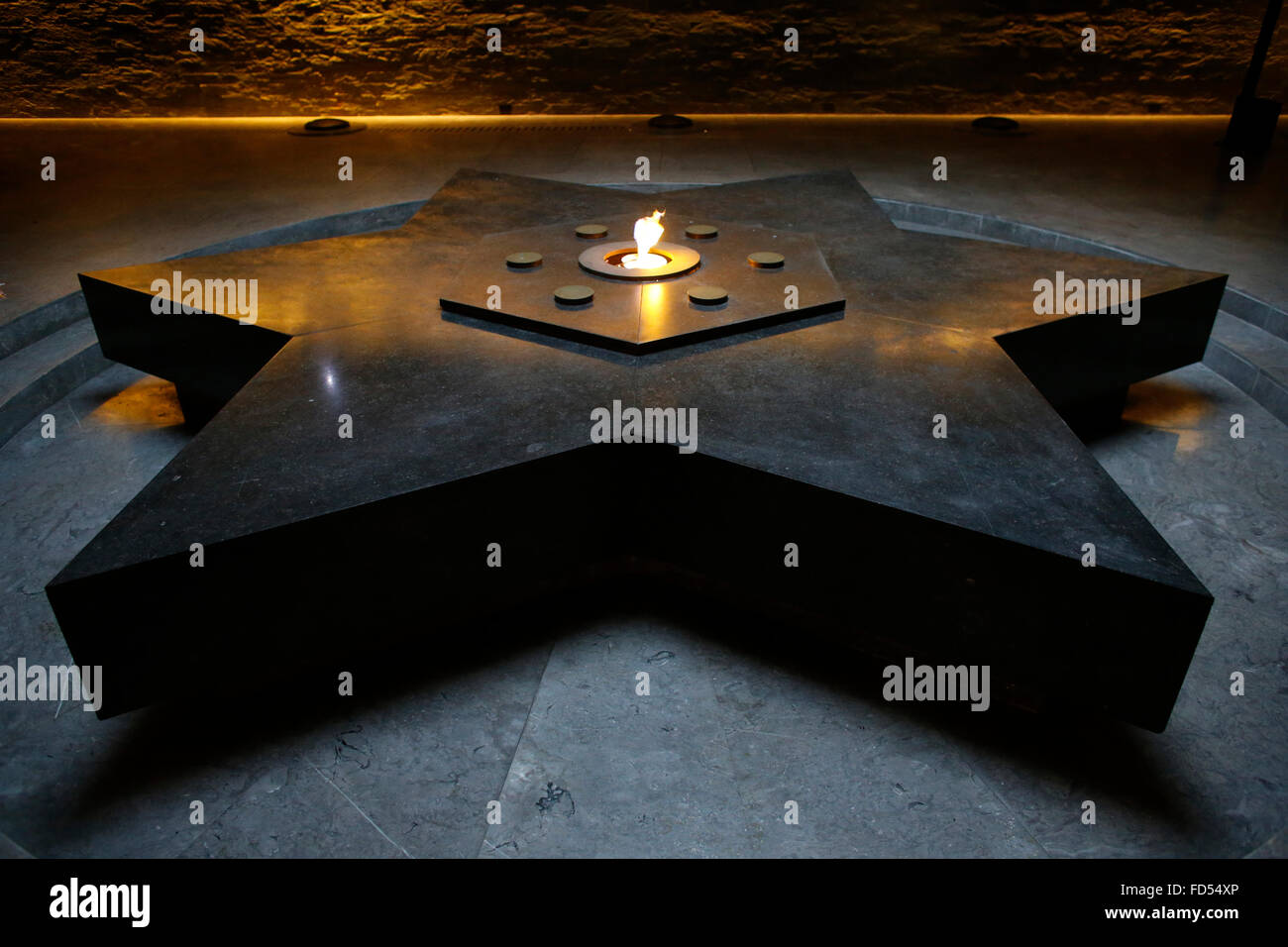 En forme d'étoile en marbre noir la tombe du martyr juif Paris dans le mémorial de l'Holocauste. Banque D'Images