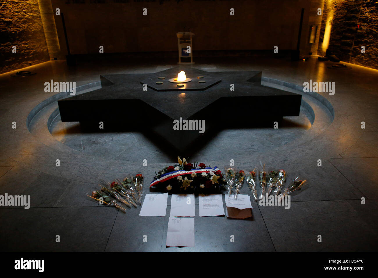 En forme d'étoile en marbre noir la tombe du martyr juif Paris dans le mémorial de l'Holocauste. Banque D'Images