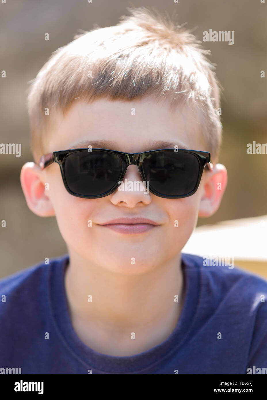 Jeune garçon portant des lunettes de soleil outdoor portrait modèle libération : Oui. Biens : Non. Banque D'Images