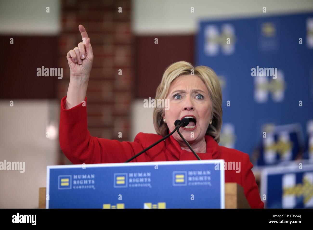 L'ancien secrétaire d'Etat et le candidat démocrate Hillary Clinton durant parle aux partisans à un "Sortir le rassemblement des caucus au Valley Southwoods Freshman High School le 24 janvier 2016 à West Des Moines, Iowa. Banque D'Images