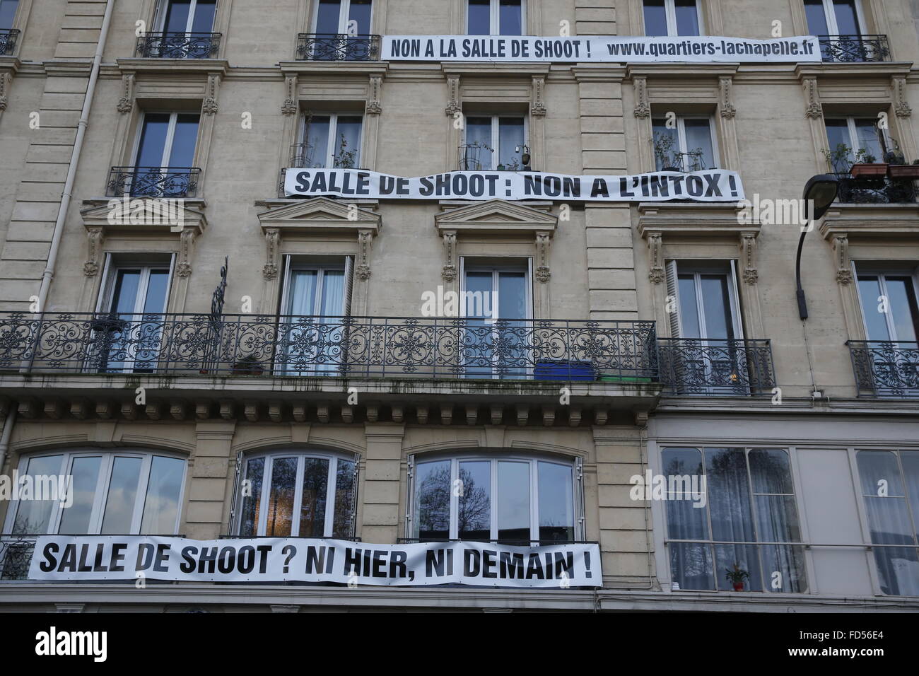 Banderoles contre un centre d'injection de drogues. Banque D'Images