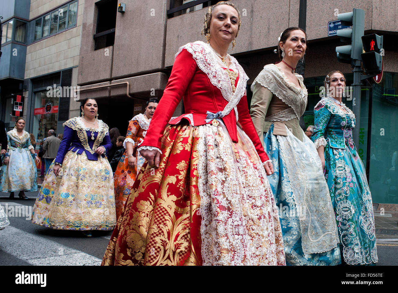 Les femmes en costumes traditionnels parade de falleras toute la journée dans les rues de Valence pour les Fallas partie Banque D'Images