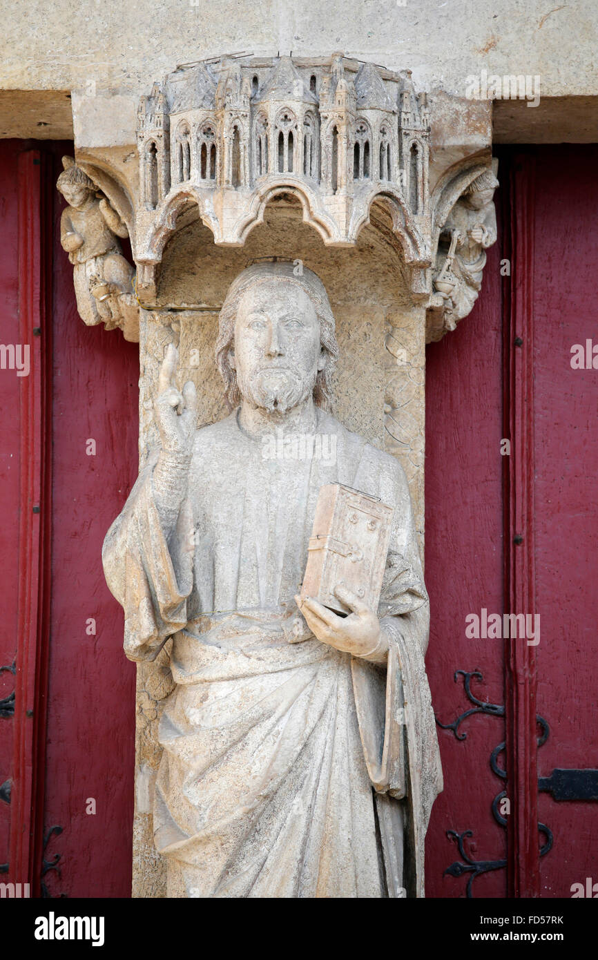 Notre-Dame d'Amiens Cathédrale. Portail central. La sculpture. Jésus Christ  connu sous le beau Dieu d'Amiens Photo Stock - Alamy