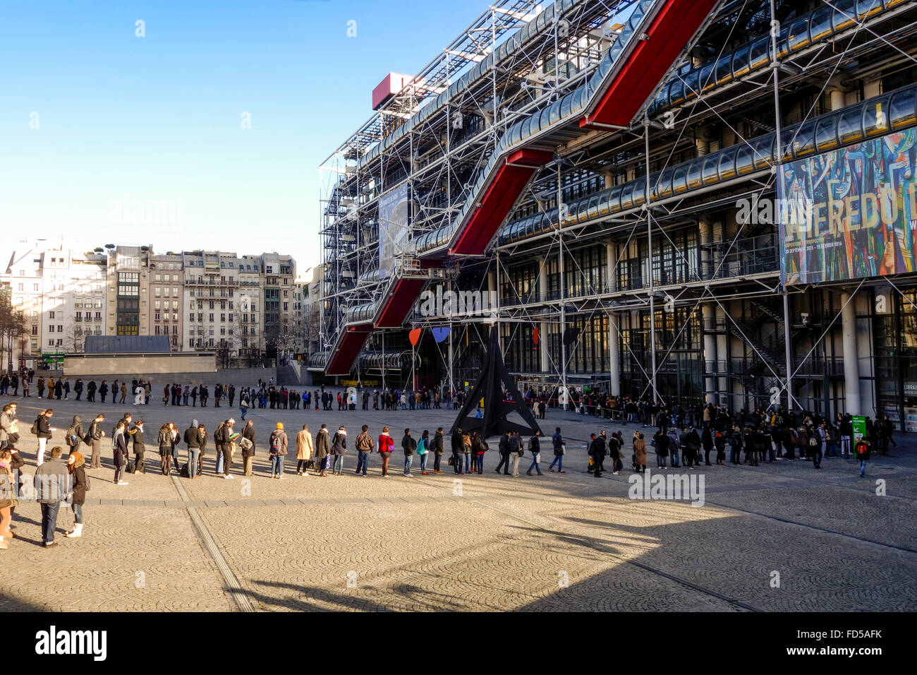 Mise en file d'attente des visiteurs au Centre Georges Pompidou, Beaubourg, musée d'art moderne de Paris, France. Banque D'Images