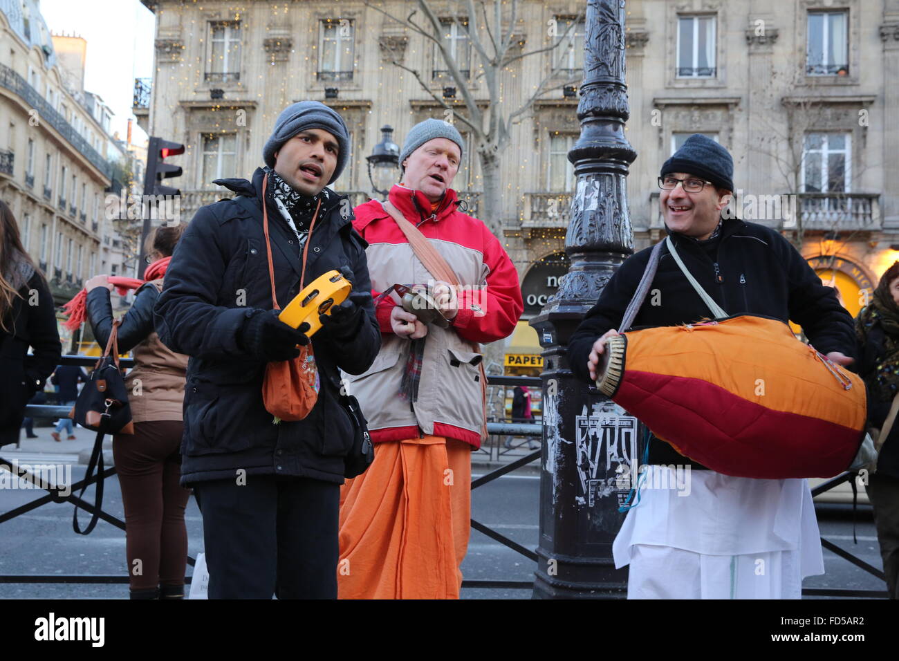 Les dévots de Krishna Hare faisant un harinam à Paris. Banque D'Images