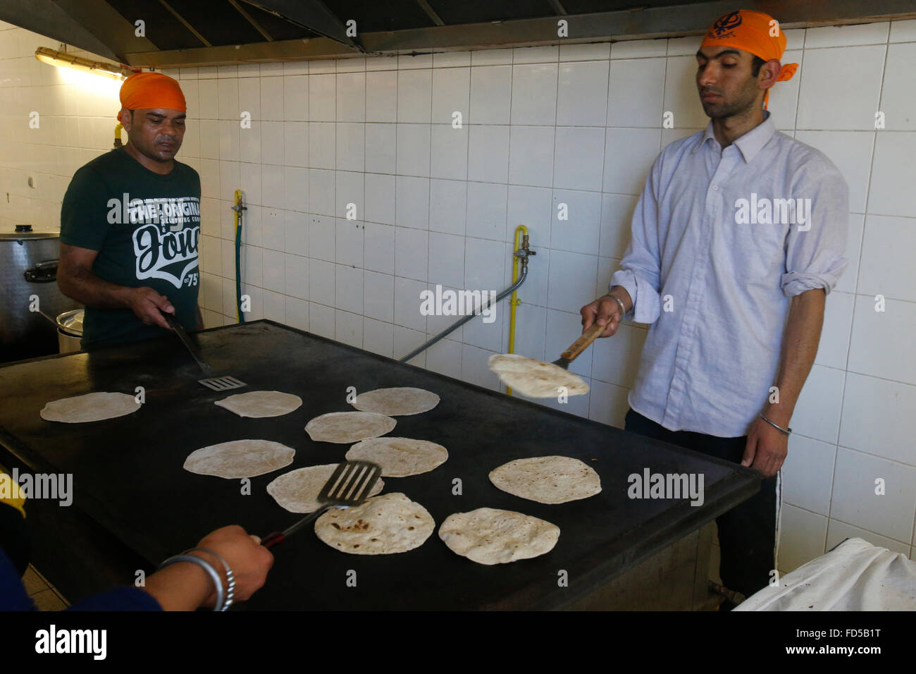 Singh Sabha gurdwara, Bobigny, France. Les dévots de préparer des aliments dans la cuisine. Banque D'Images