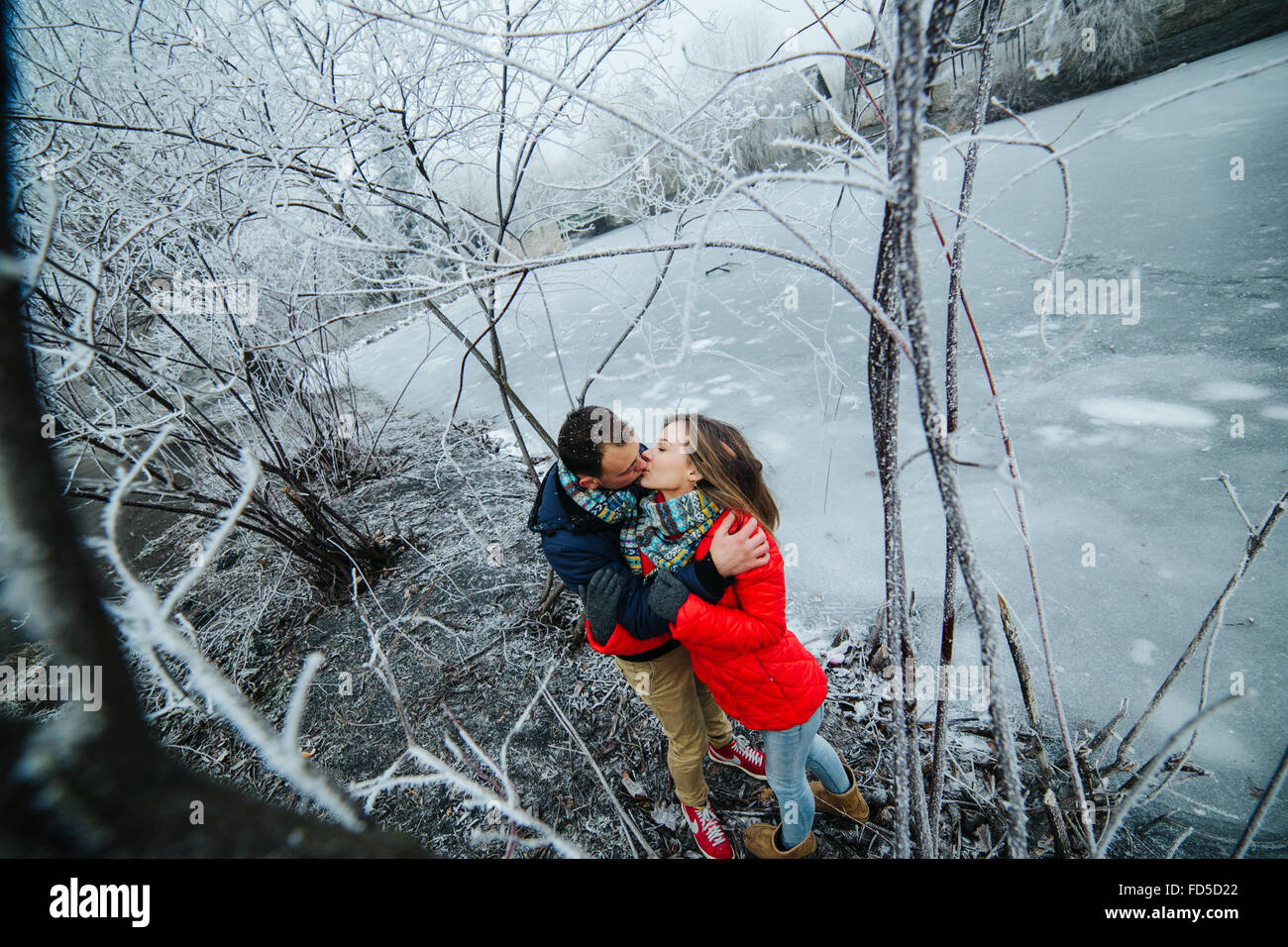 Beautiful couple posant près d'une rivière gelée Banque D'Images