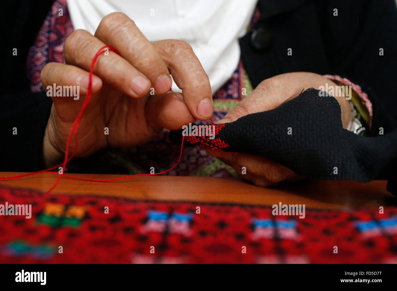 Fatma Jafary reçu 2 prêts de microfinance FATEN US (3 000). Elle fait de la broderie traditionnelle et le vend dans un magasin supp Banque D'Images