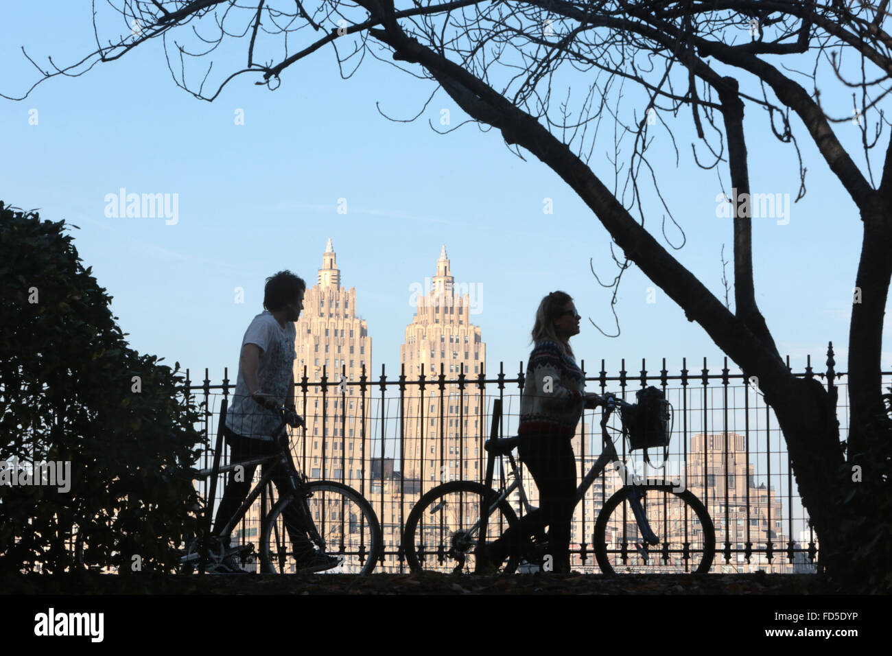 Les cyclistes. Central Park le réservoir avec le Upper West Skyline en arrière-plan. Banque D'Images