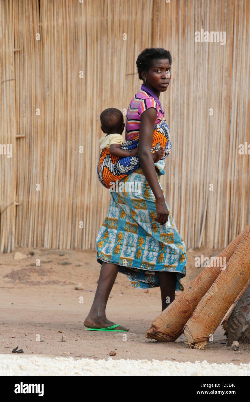 Femme Africaine Portant Son Bebe Sur Son Dos Photo Stock Alamy Femme Africaine Portant Son Bebe Sur Son Dos Photo Stock Alamy