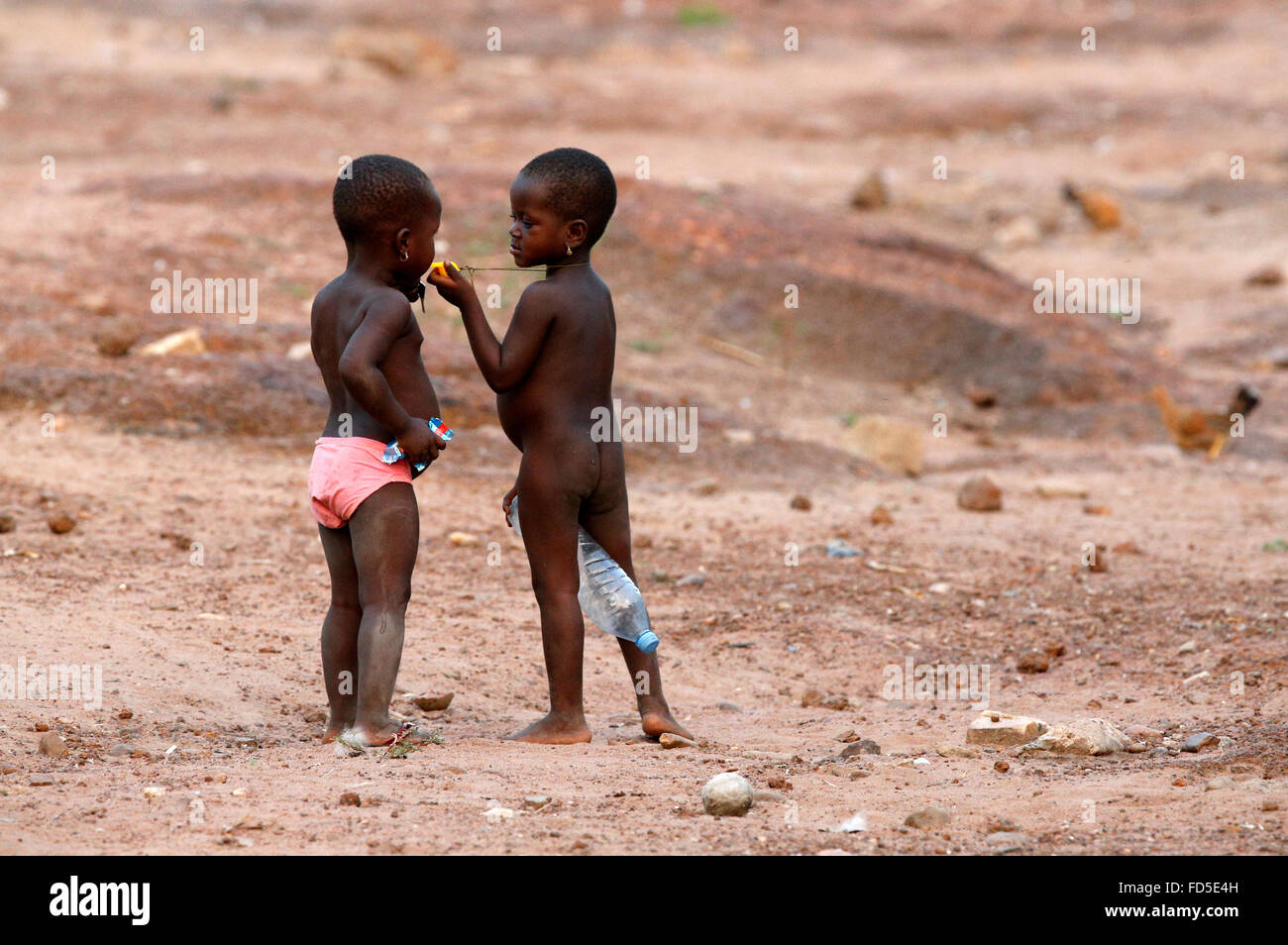 Enfants jouant avec un sifflet. Banque D'Images