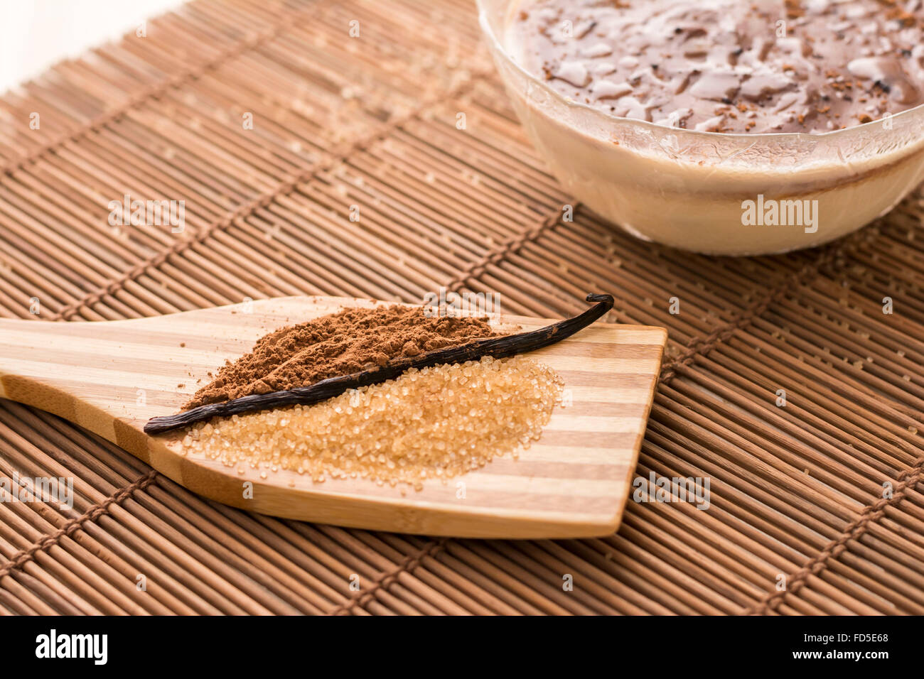 Feuille d'épices : le sucre brun, le cacao et le bâton de vanille Banque D'Images