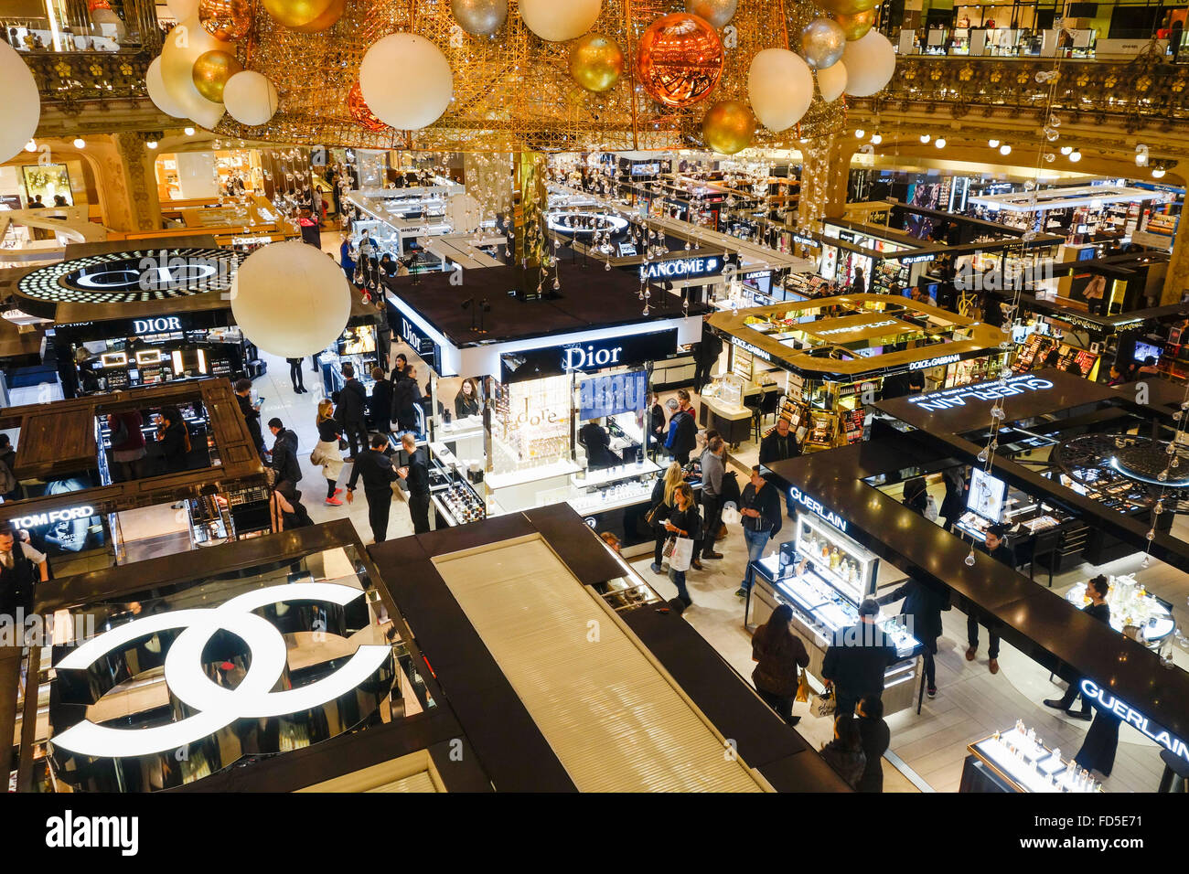 Parfum haut de gamme boutiques dans principal centre de Galeries Lafayette,  Paris, France Photo Stock - Alamy