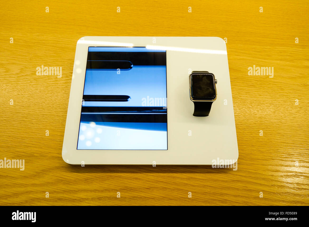 Regardez Apple, en vente dans les Apple ministère des Galeries Lafayette, Paris. La France. Banque D'Images