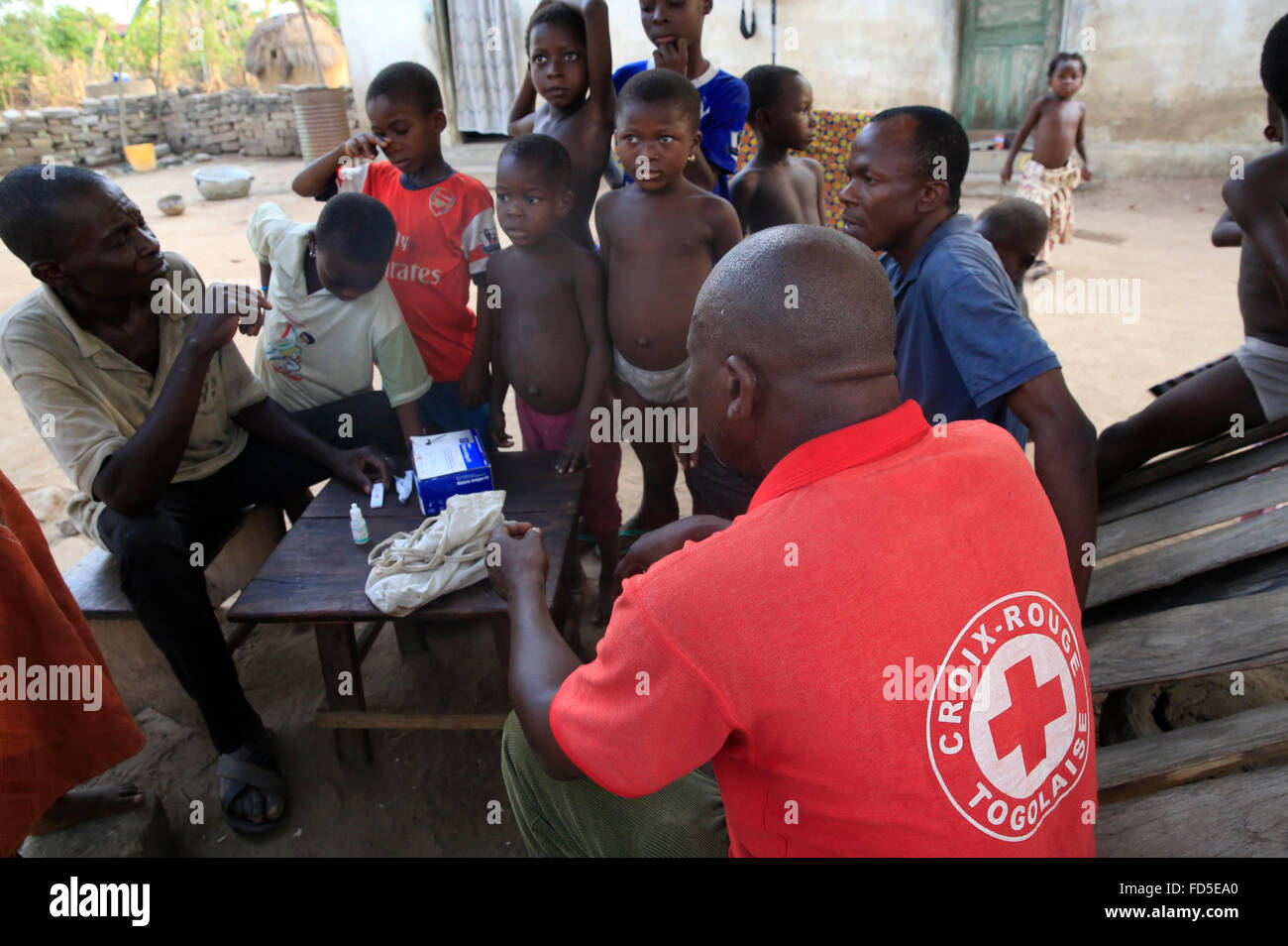 Agent de santé dans un village africain. Le traitement du paludisme. Banque D'Images