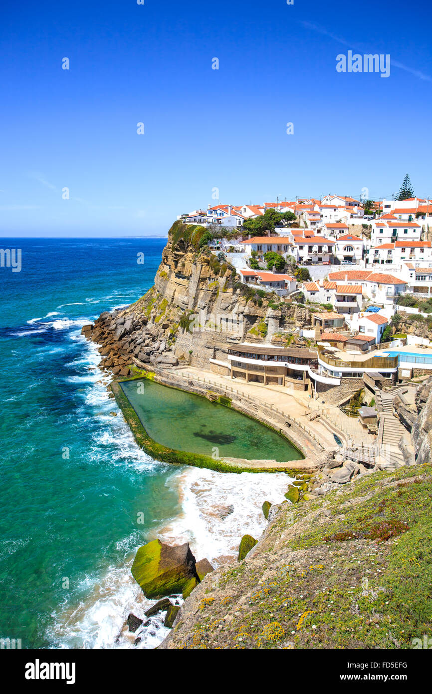 Praia das Maçãs village blanc vue sur la falaise et l'océan Atlantique, Sintra, Lisbonne, Portugal, Europe. Banque D'Images