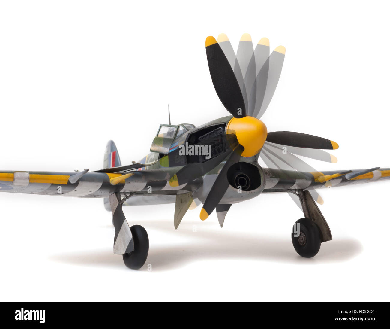 Hawker Typhoon Mk 1B, la guerre, les marquages de la RAF. 1:32 échelle fine modèle sur fond studio blanc avec rotation prop. Banque D'Images