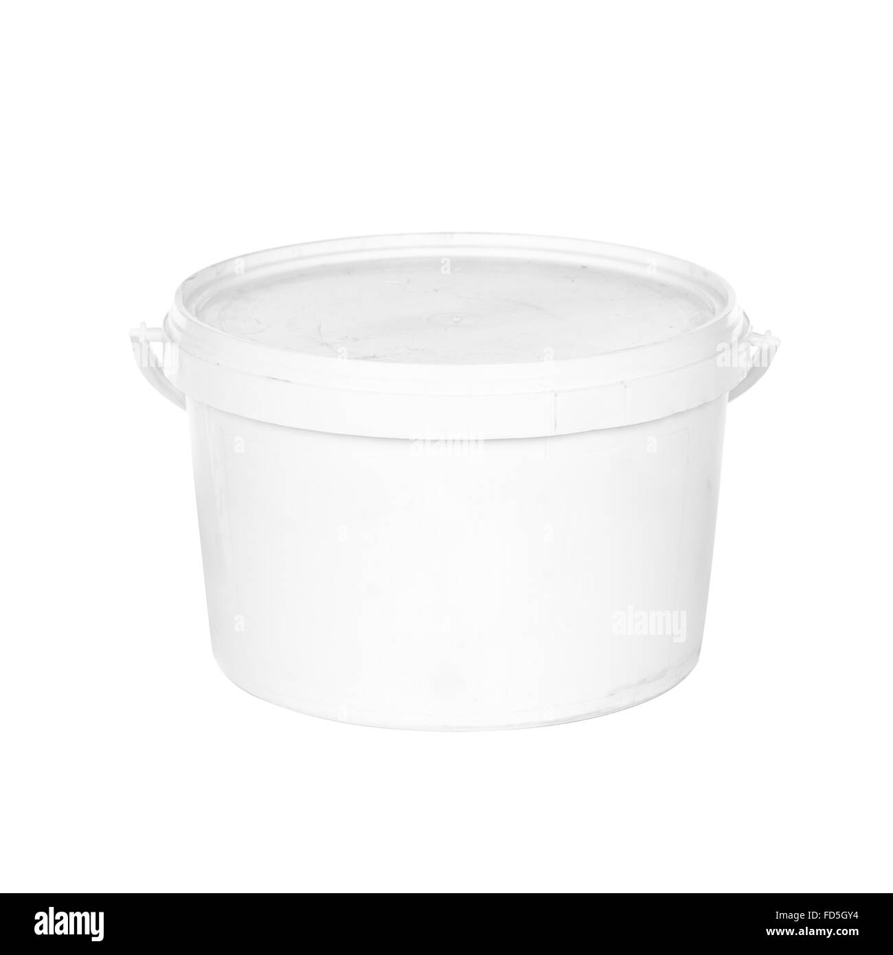 Seau avec couvercle en plastique blanc sur fond blanc Banque D'Images