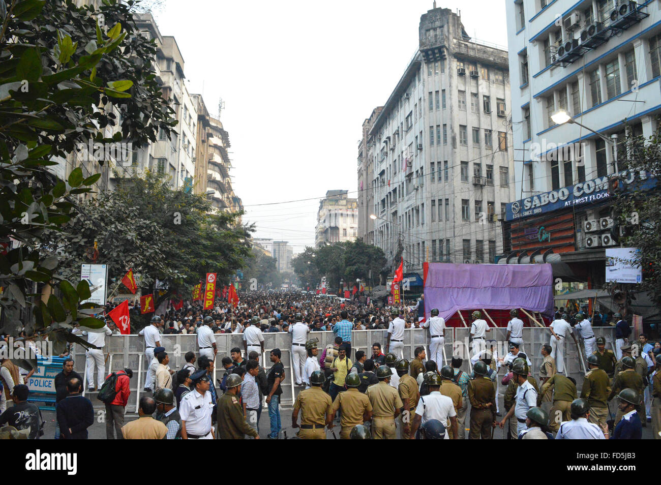 Kolkata, Inde. 28 janvier, 2016. Les gens se rassemblent avec des bannières au cours de la démonstration de Kolkata. Militants de gauche des Indiens et des membres du parti communiste de l'Inde (CPIM) tient à demonstartion Lalbazar salon à Calcutta, capitale de l'Est de l'état indien du Bengale occidental. Des milliers de militants de gauche ont protesté contre la détérioration et la corruption du système dans l'ouest du Bengale. La Police de Kolkata est très defencive au cours de réunion de protestation. Credit : Tanmoy Bhaduri/Pacific Press/Alamy Live News Banque D'Images