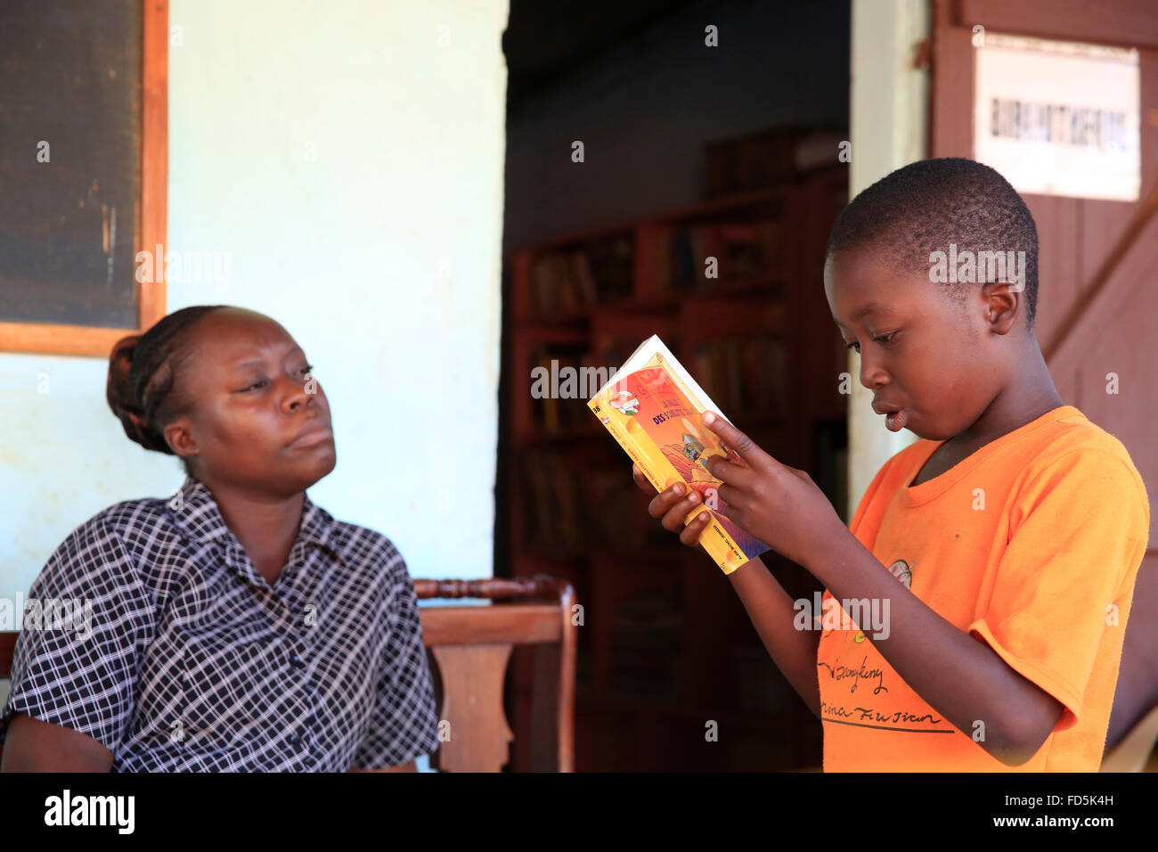 Bibliothèque gratuite permettant aux enfants de lire après l'école. Banque D'Images