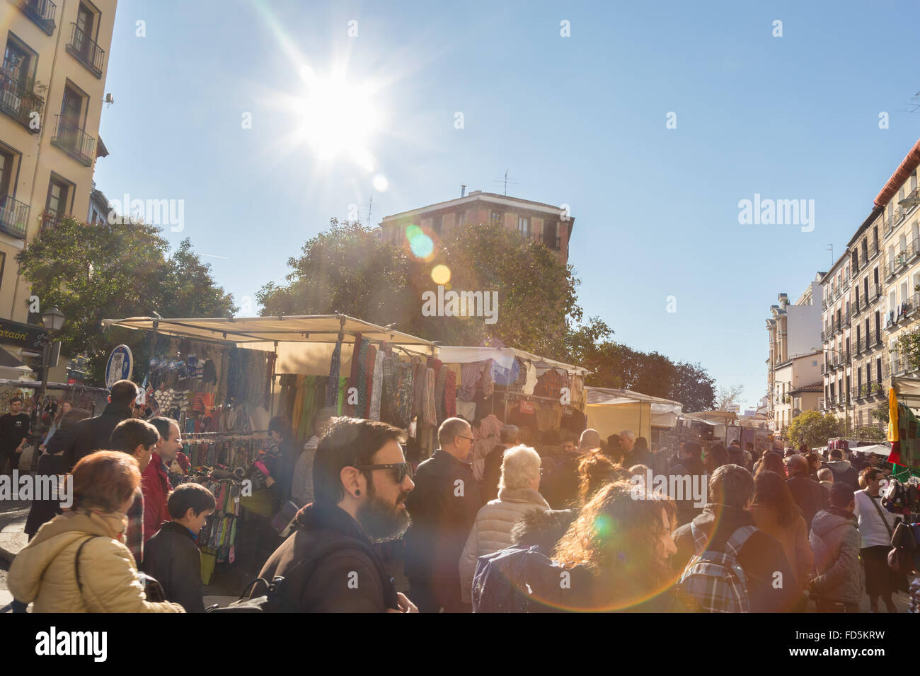 Madrid, Espagne - Mai 24, 2016 : Les personnes qui désirent visiter El Rastro, le marché aux puces du dimanche, le 24 janvier 2016 à Madrid, Espagne. El Rastro Banque D'Images