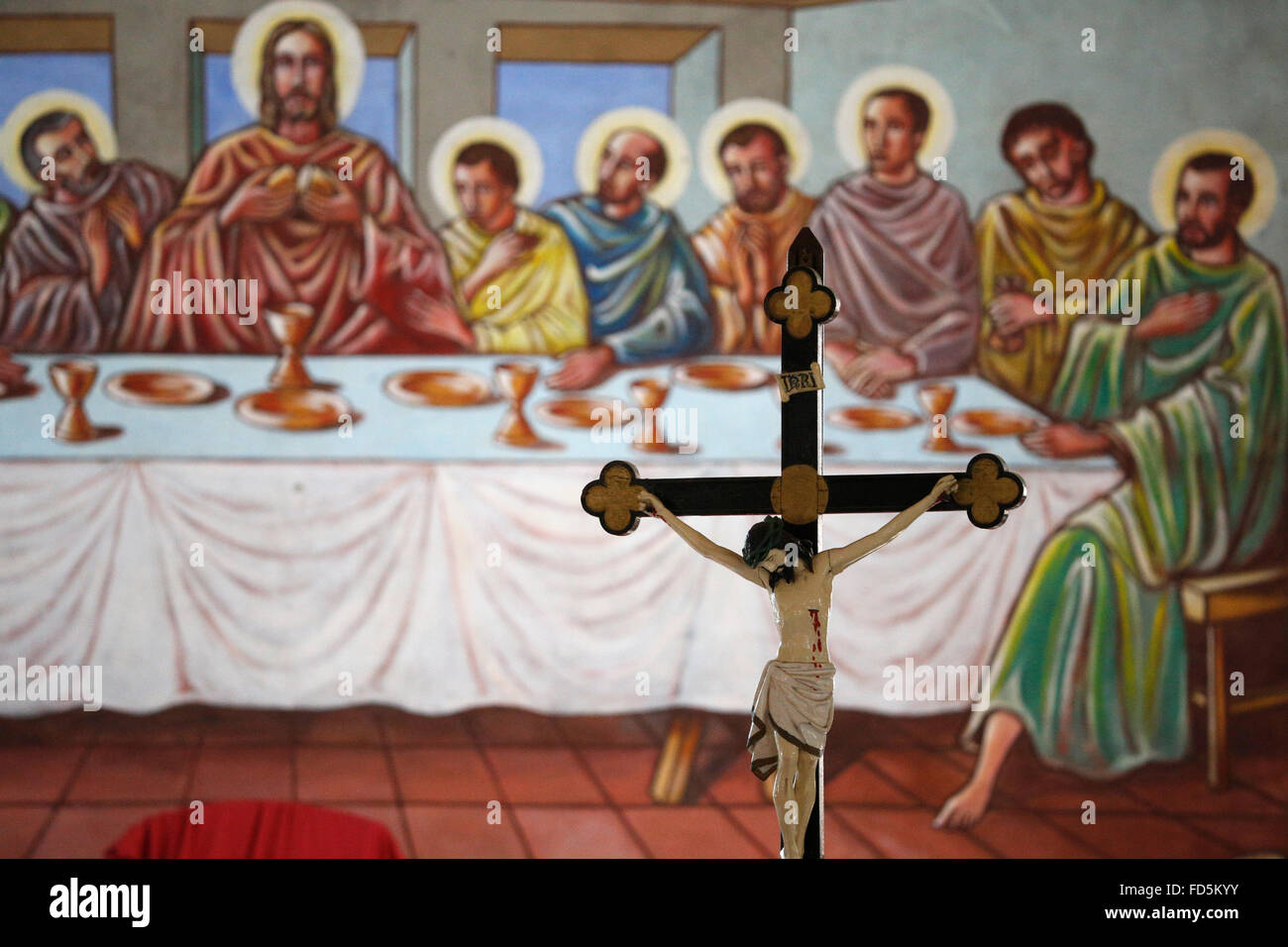 Crucifix et la représentation de la cène. Banque D'Images