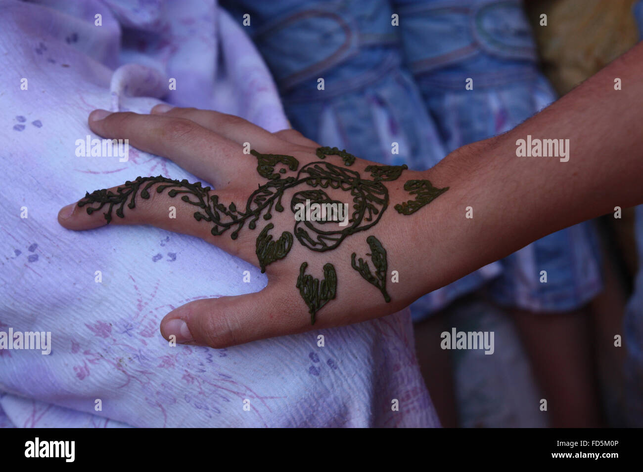 Tatouage Au Henné Sur La Main Dune Femme Banque Dimages
