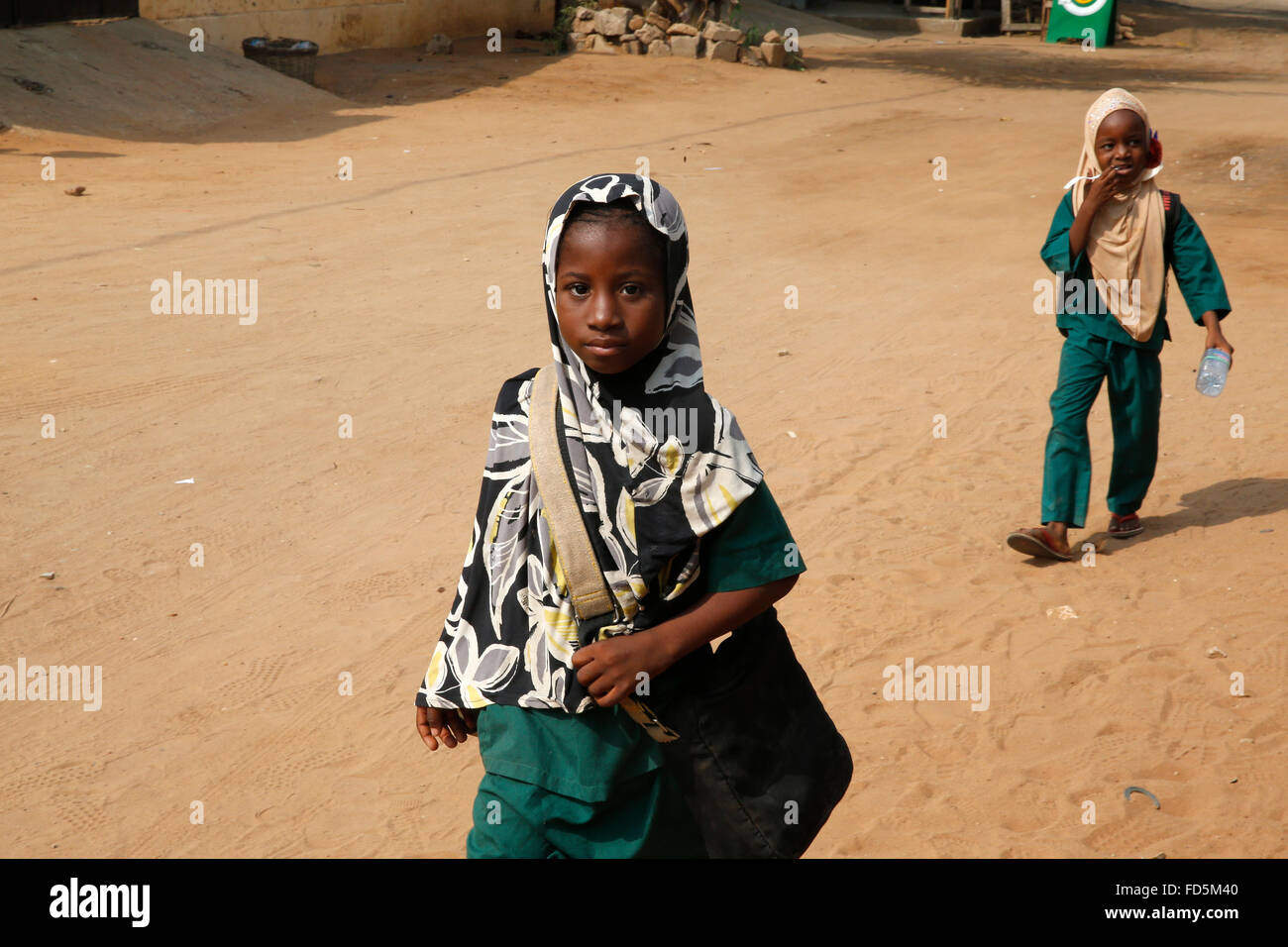 Les jeunes filles musulmanes sur le chemin de l'école. Banque D'Images