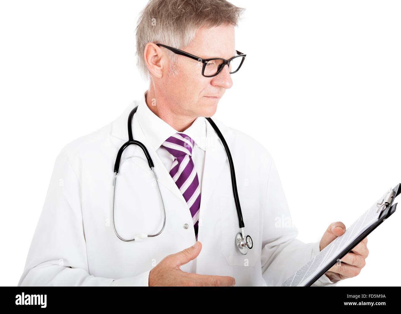 Médecin homme Lecture Dossiers médicaux à l'aide de lunettes isolé sur fond blanc Banque D'Images