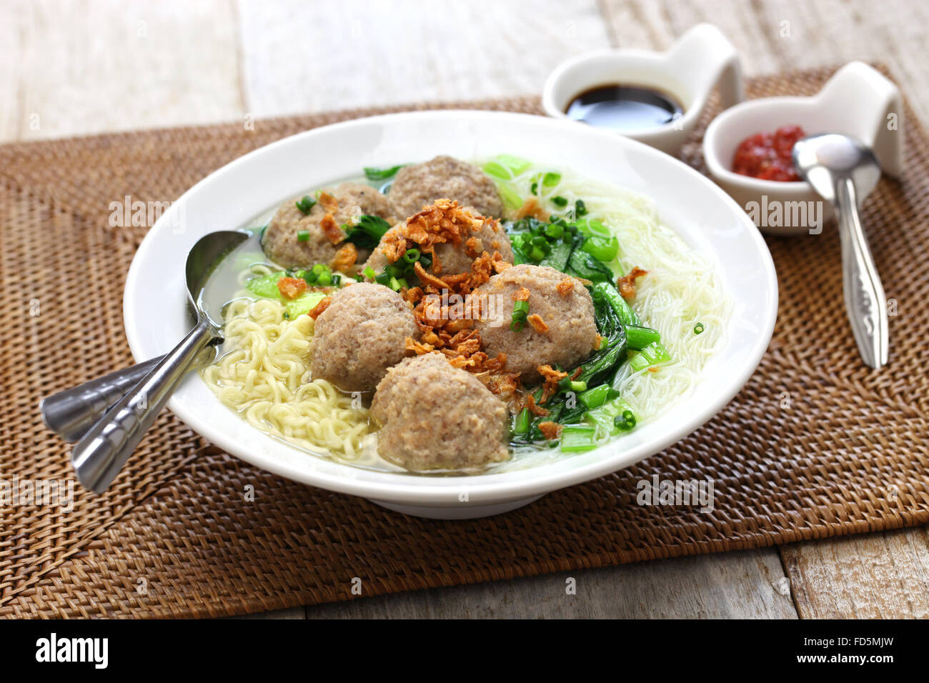 Bakso, meatball soup with noodles, cuisine indonésienne Banque D'Images