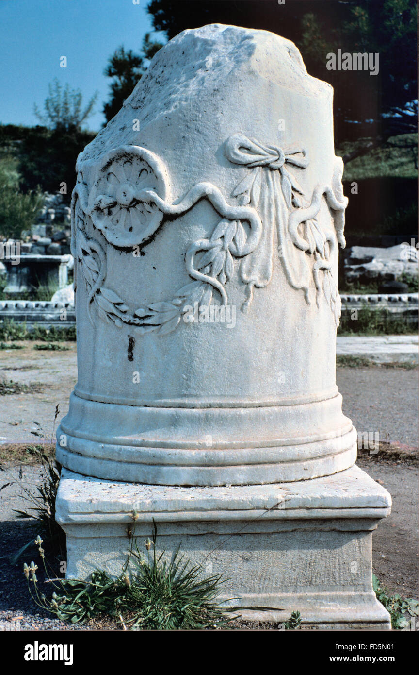 Autel avec Snake de la Stoa du nord du sanctuaire d'Asclépios, Asclepium ou Asclepion, une source sacrée, culte culte ou au début d'un centre de santé, ou Pergame Pergame, près de Bergama, Turquie Banque D'Images