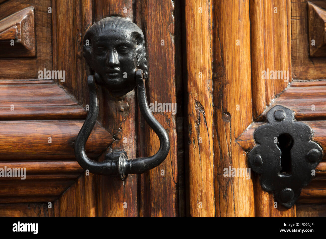 Un marteau sur une porte en bois à San Cristóbal de La Laguna de Tenerife, Espagne. La ville est un patrimoine mondial de l'UNESCO. Banque D'Images