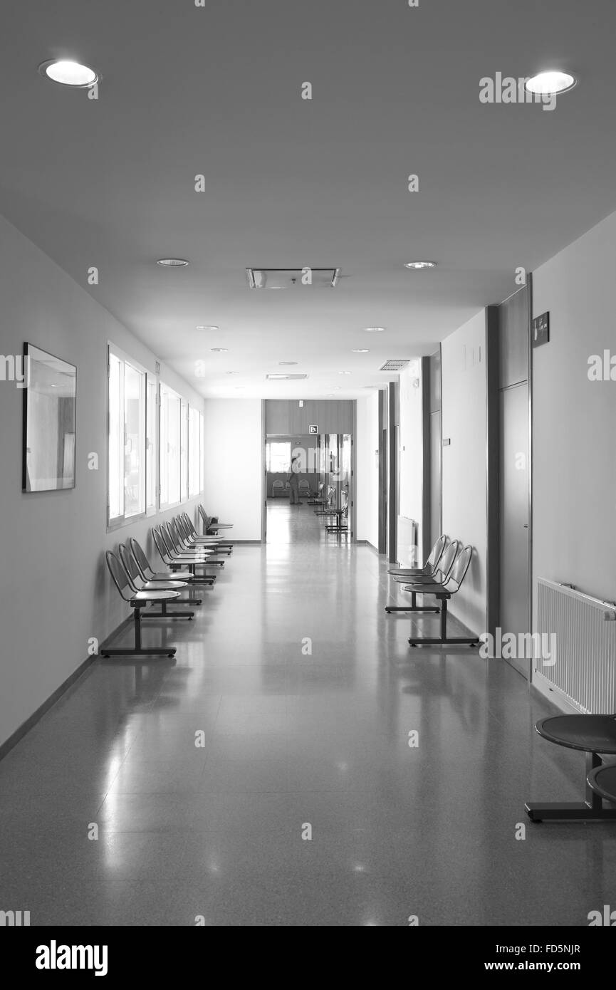 Zone d'attente avec des chaises et des fenêtres. La verticale. Banque D'Images