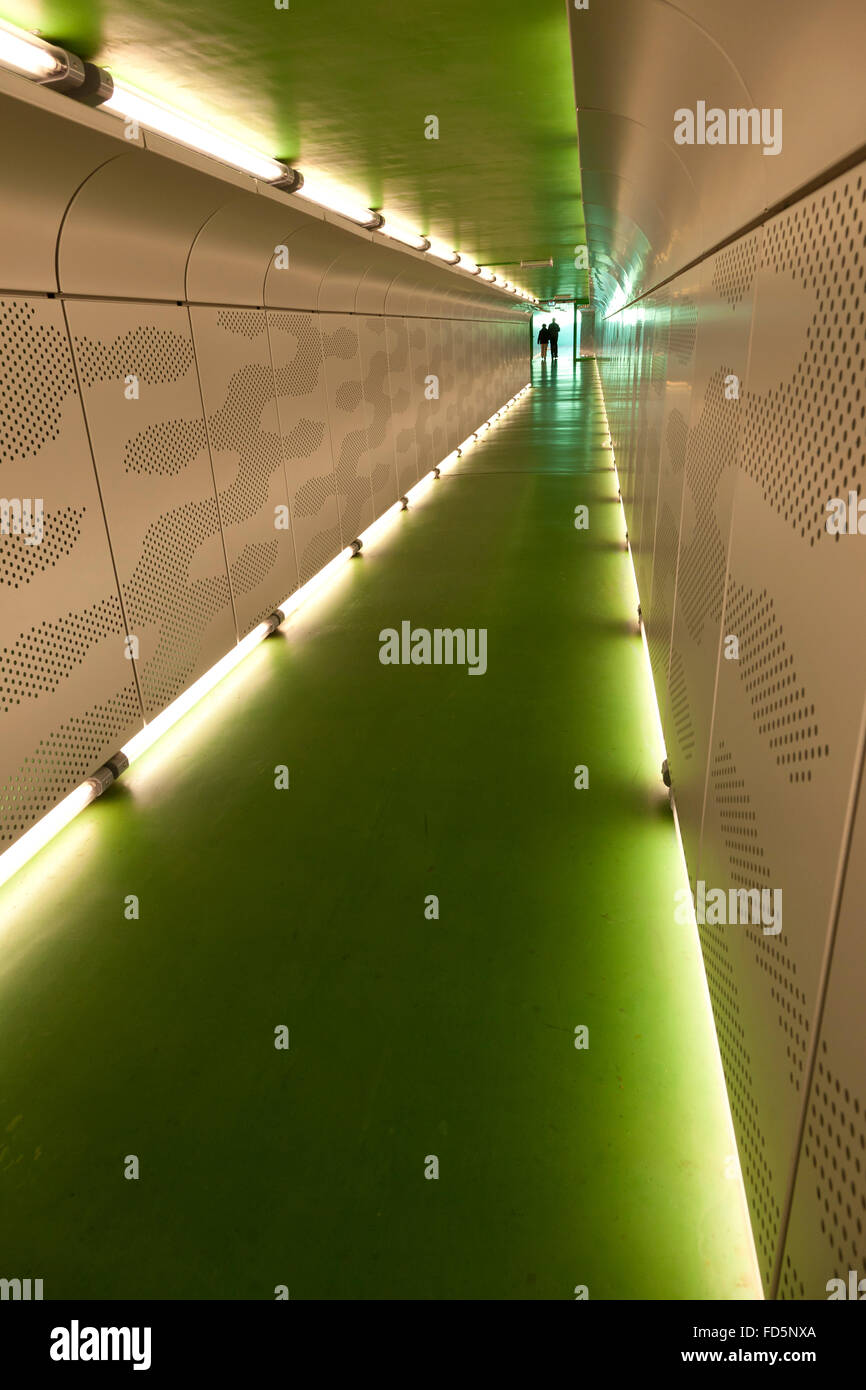 La vision de tunnel avec des gens à la fin Banque D'Images