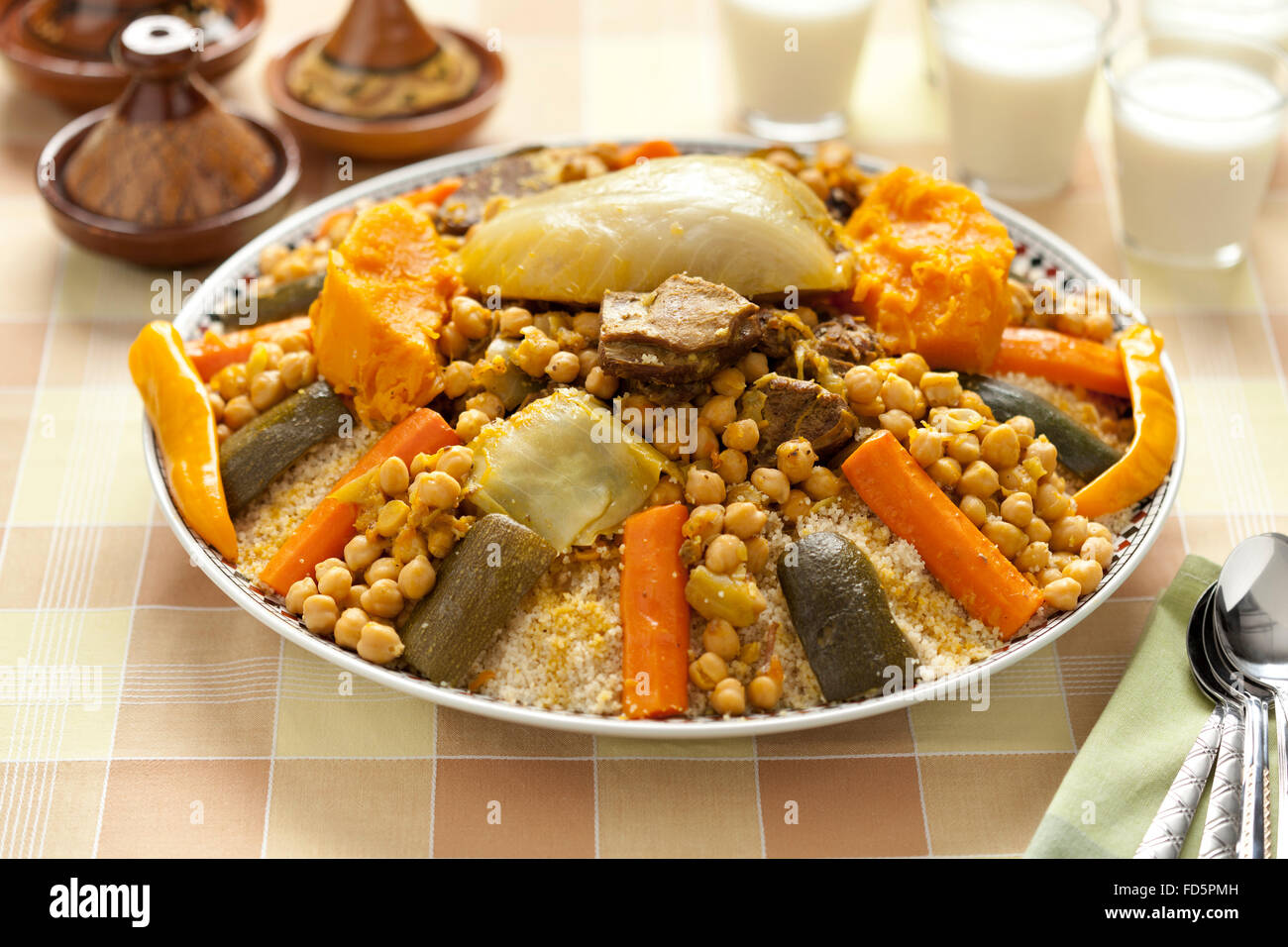 Couscous Marocain traditionnelle servie avec du babeurre Banque D'Images