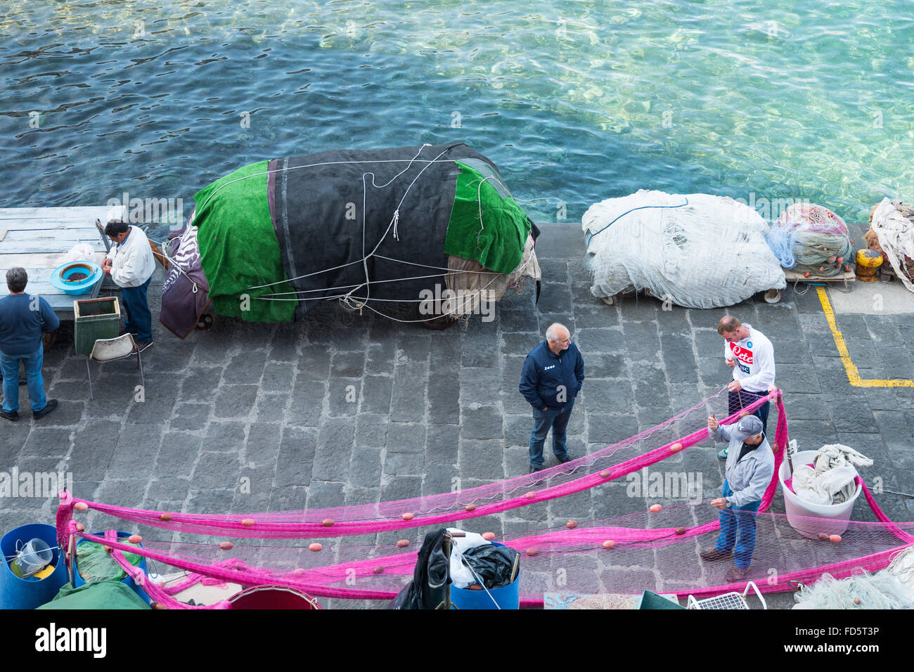 Italie, Sorrento, pêcheurs travaillant avec les filets en Marina Grande Banque D'Images