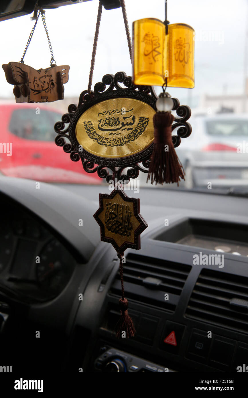 Pendentifs islamique dans un taxi tunisien Banque D'Images