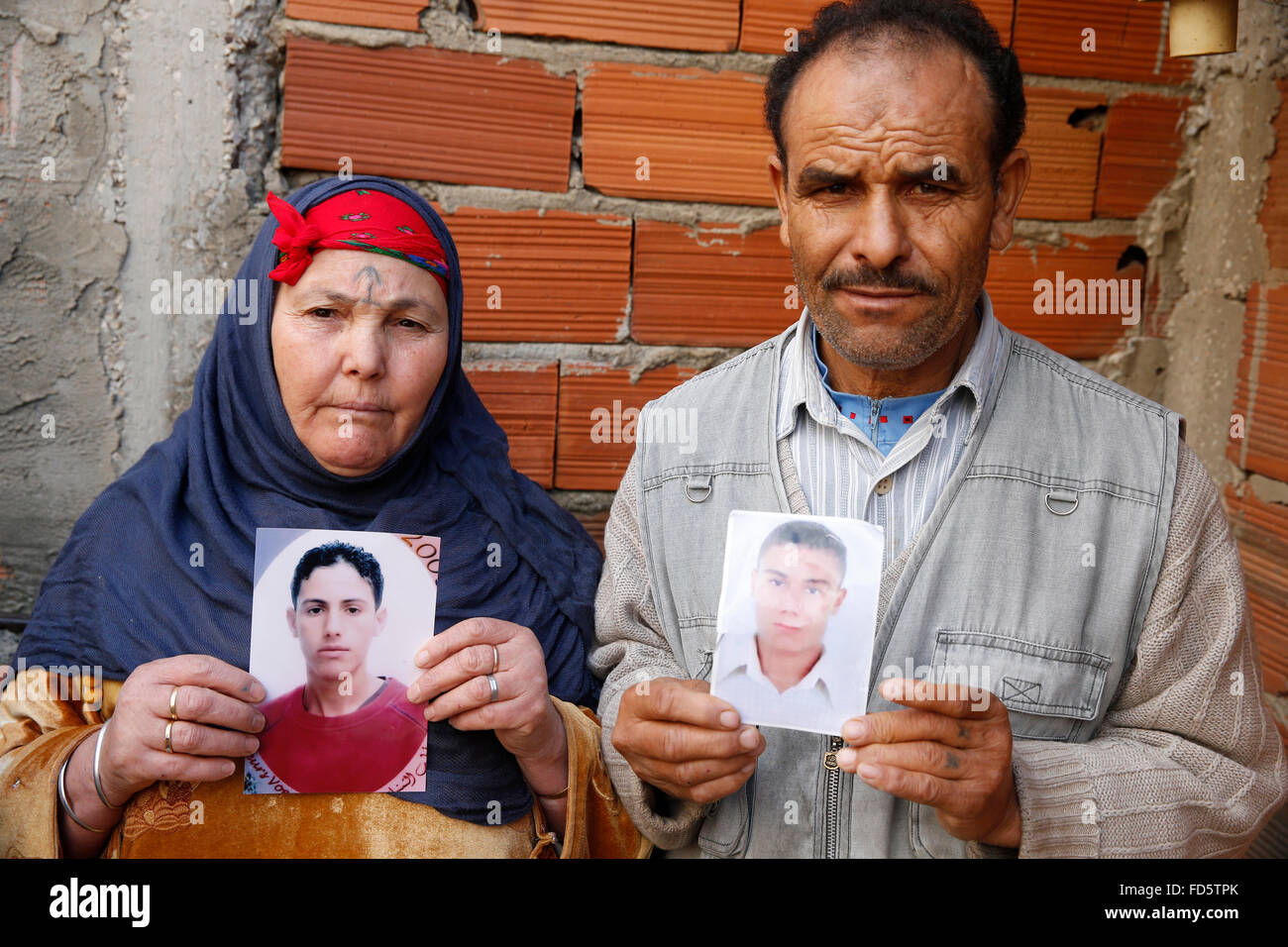 Les parents de jeunes Tunisiens qui ont disparu au cours de leur migration illégale vers l'Italie Banque D'Images